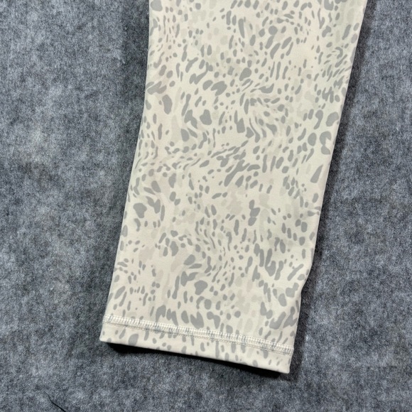 Athleta Womens Gray/Cream Salutation Stash Pocket II Print Capri‎ Size M - Picture 5 of 12